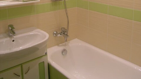 Ремонт ванной с зелеными акцентами
